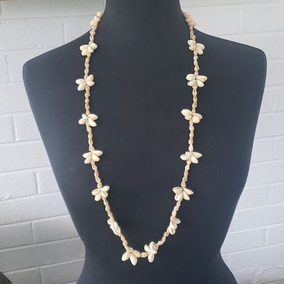 Vintage Hawaiian Shell Necklace - Picture 1 of 3